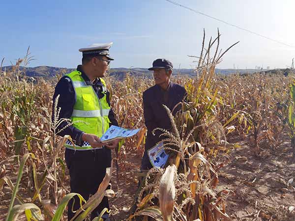 府谷公安交警走进田间地头共话交通安全知识.jpg